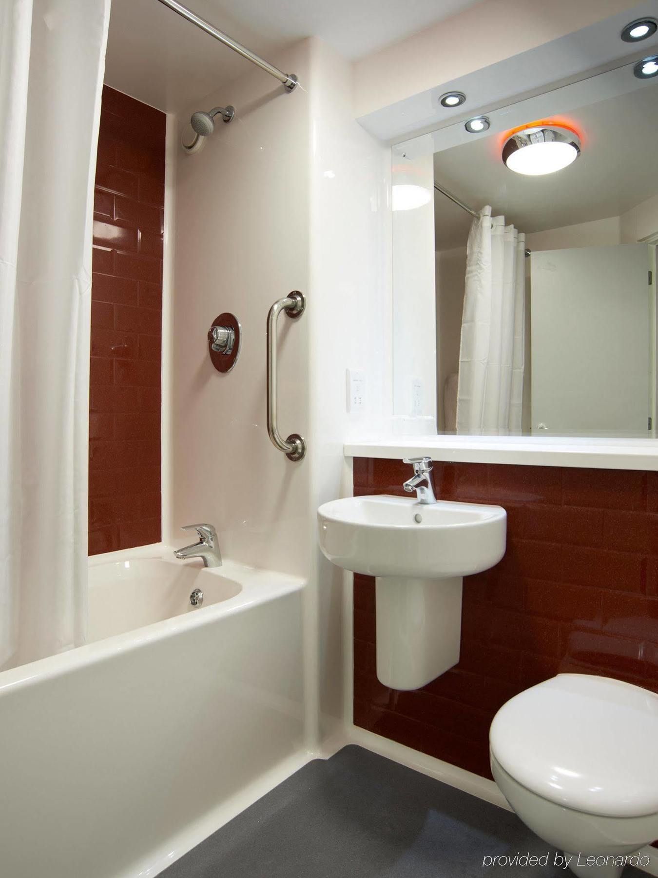 Travelodge London Ийлинг Екстериор снимка