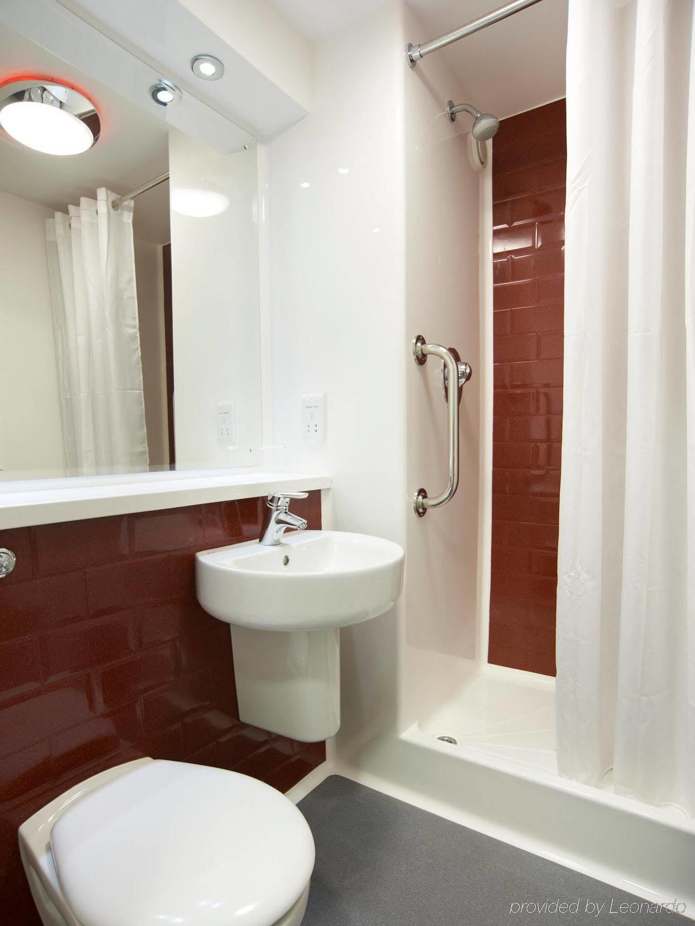 Travelodge London Ийлинг Екстериор снимка