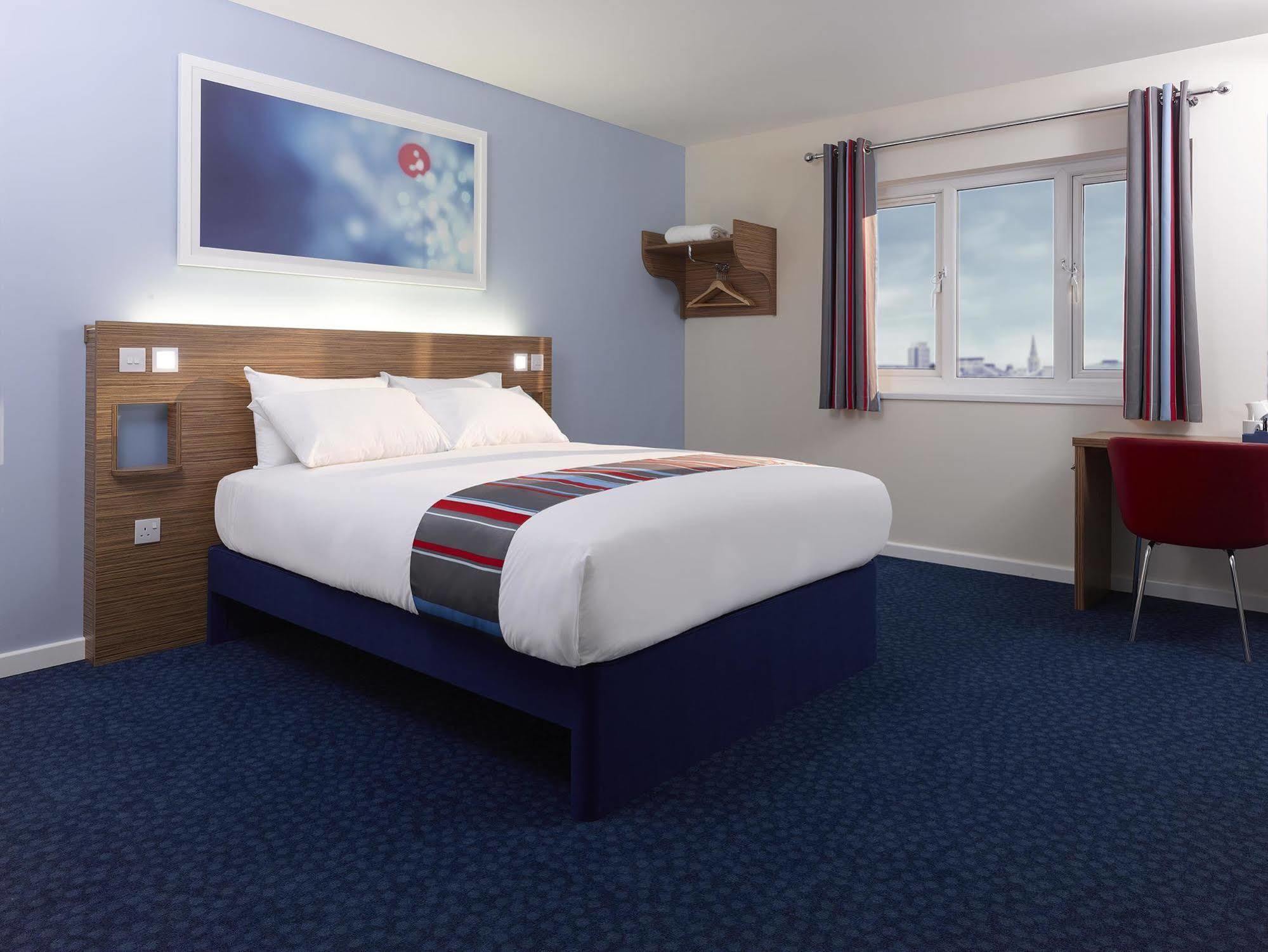 Travelodge London Ийлинг Екстериор снимка
