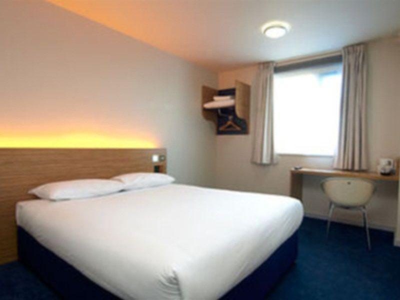 Travelodge London Ийлинг Екстериор снимка